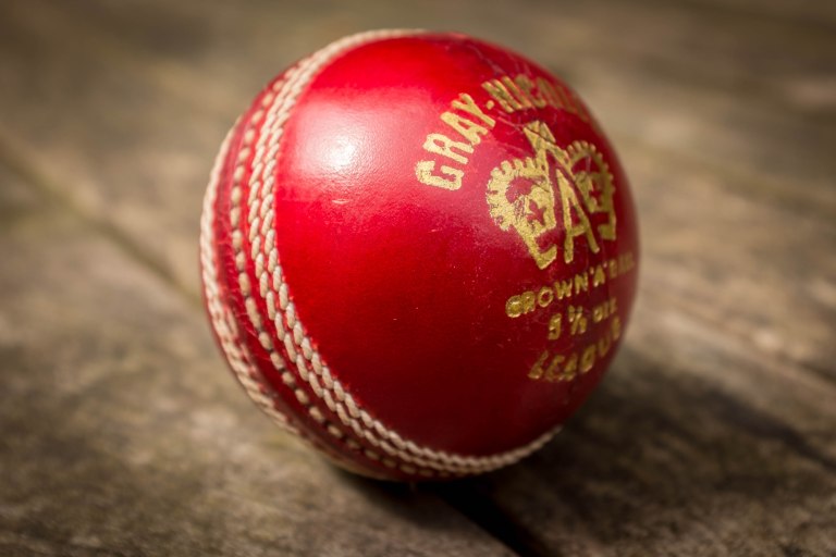 Cricket_Ball_(27343391052).jpg